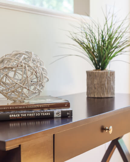 This real estate photography photo showcases the details on table decor in a home to help buyers imagine their own personal touches.